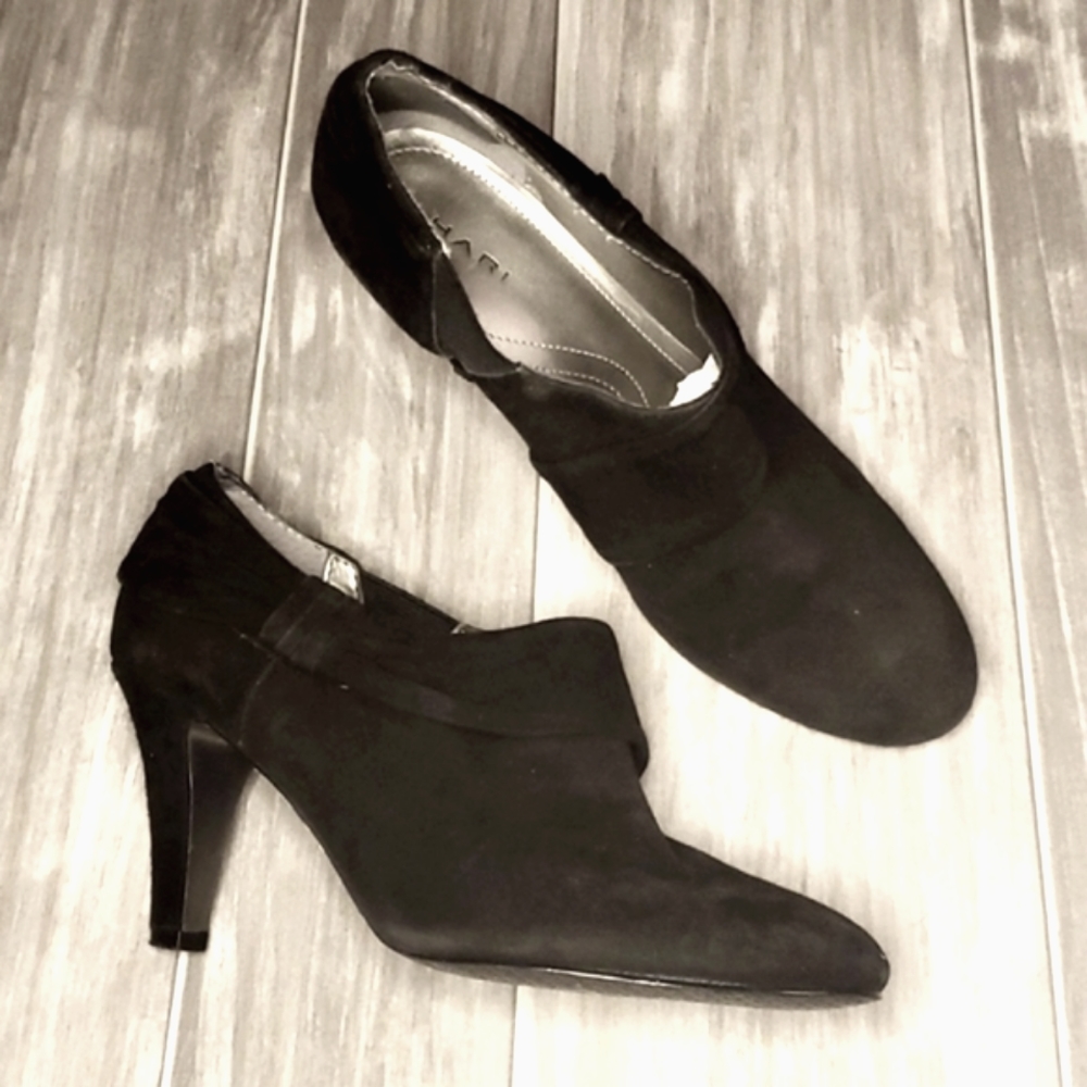 Tahari Black Leather Ankle Booties | Size 8 M